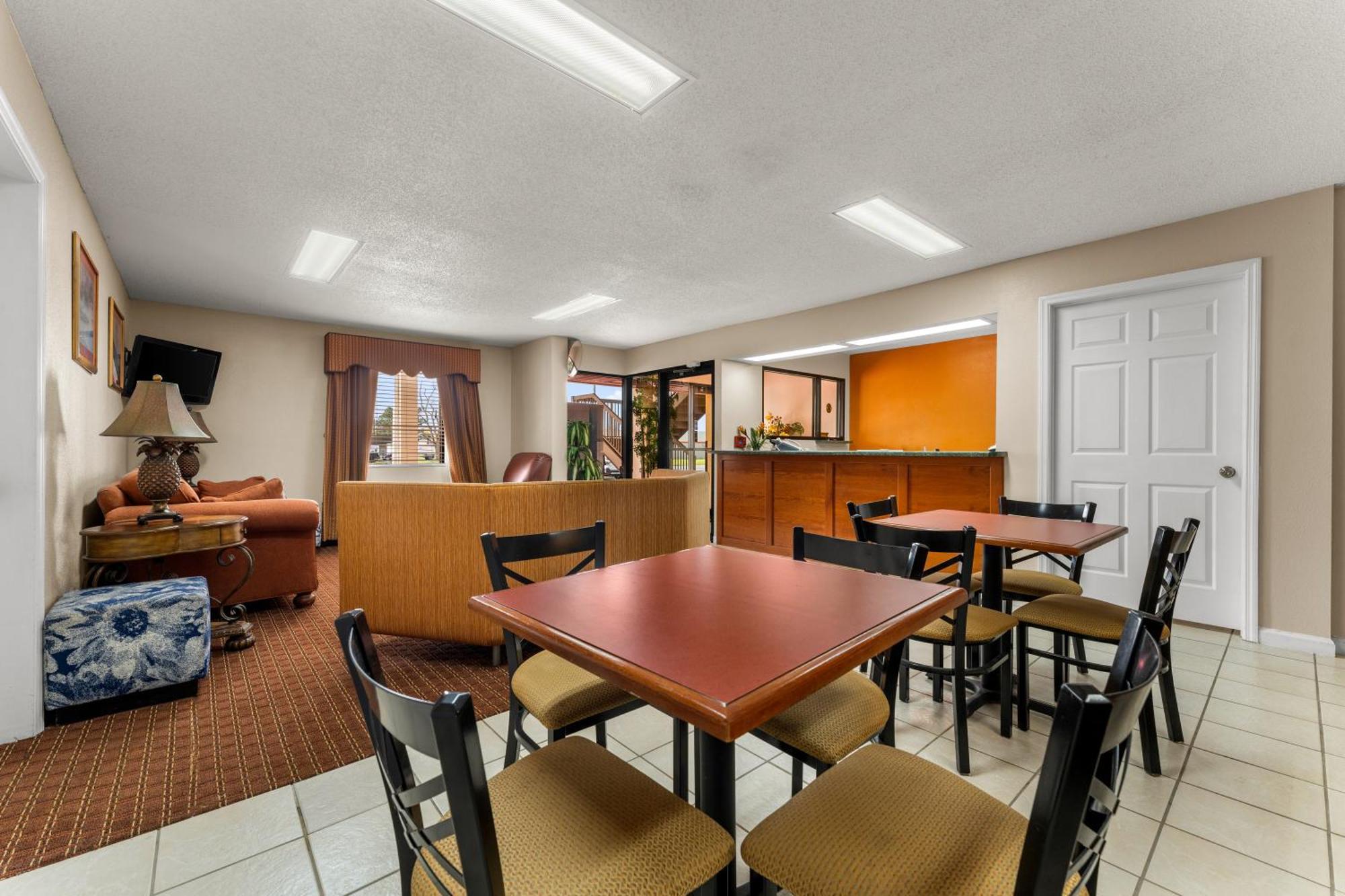 Americas Best Value Inn-Montezuma Exterior photo
