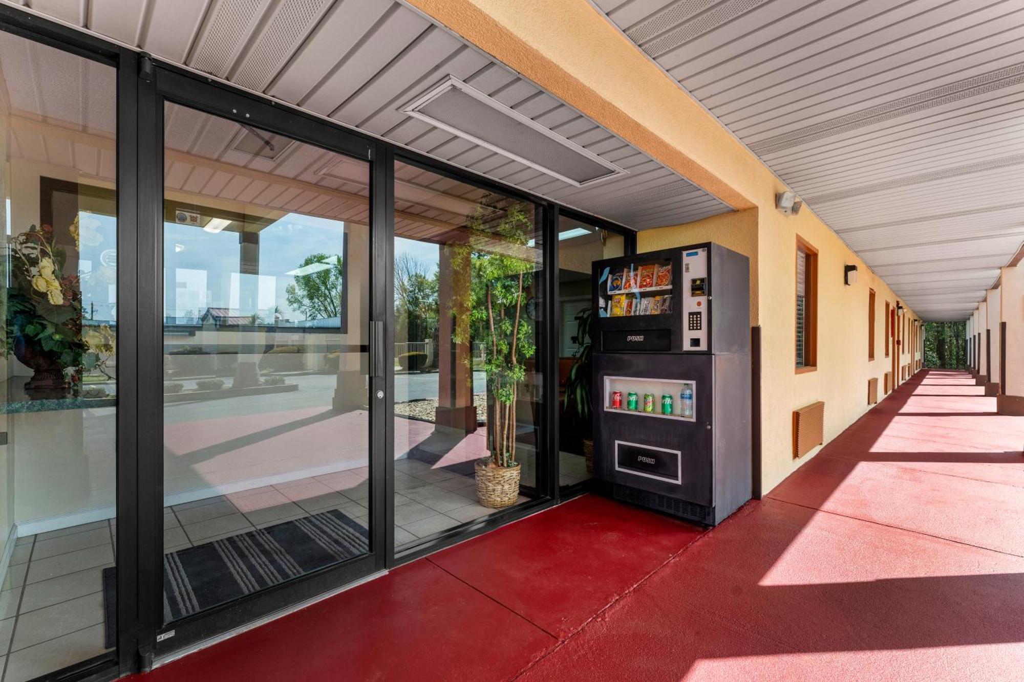 Americas Best Value Inn-Montezuma Exterior photo