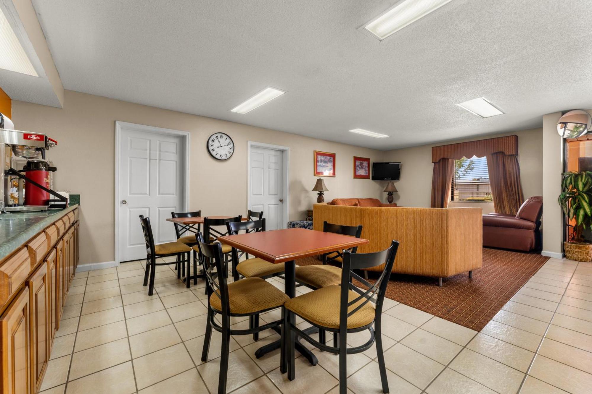 Americas Best Value Inn-Montezuma Exterior photo